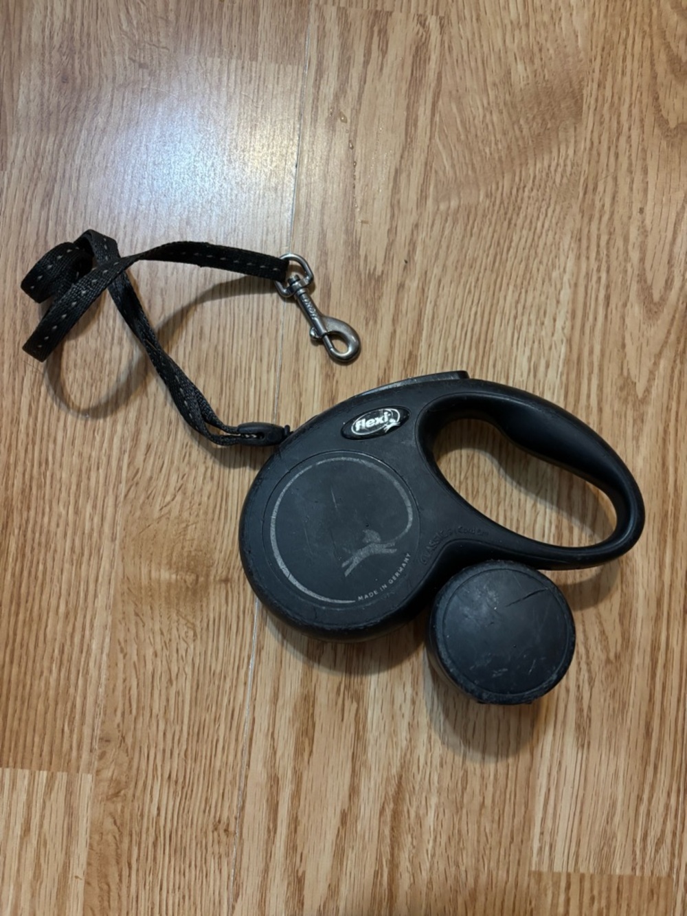 Flexi Black Retractable Dog Leash with Metal Clasp